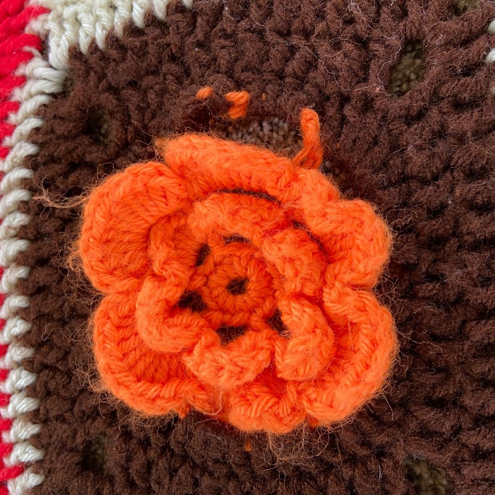 Vintage 70's Crochet Granny Square Afghan Raised 3D flower design Large Size - Picture 11 of 11